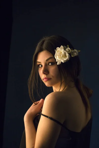 Hermosa Chica Joven Con Flores Colores Retrato Estudio — Foto de Stock