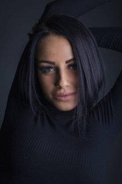 Çekici esmer kadın kameraya poz veriyor.