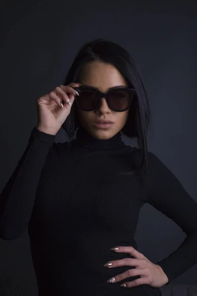 Mulher Morena Atraente Posando Para Câmera Com Óculos Sol — Fotografia de Stock