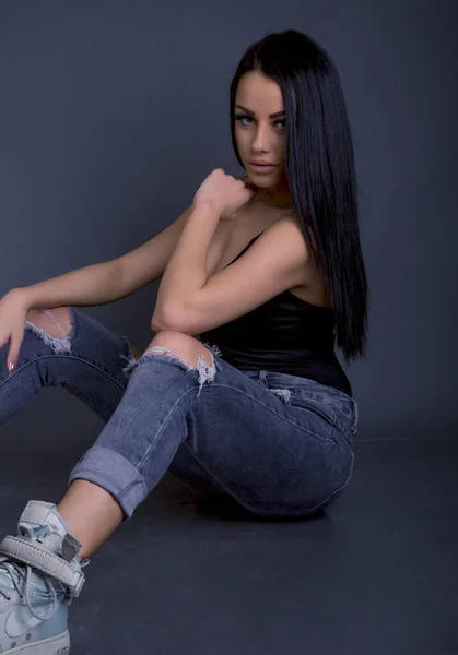 Mulher Morena Atraente Posando Para Câmera Jeans Grunge — Fotografia de Stock