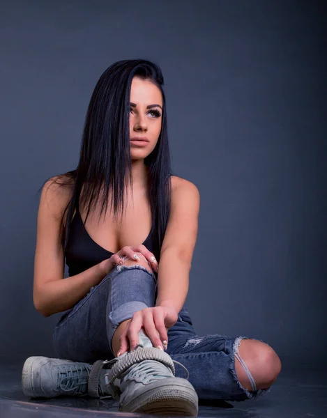 Mulher Morena Atraente Posando Para Câmera Jeans Grunge — Fotografia de Stock