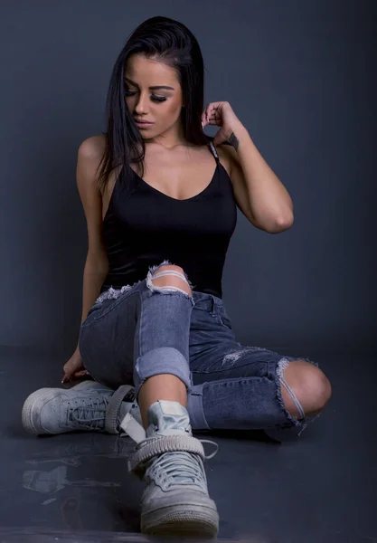 Attraktive Brünette Frau Posiert Grunge Jeans Vor Der Kamera — Stockfoto