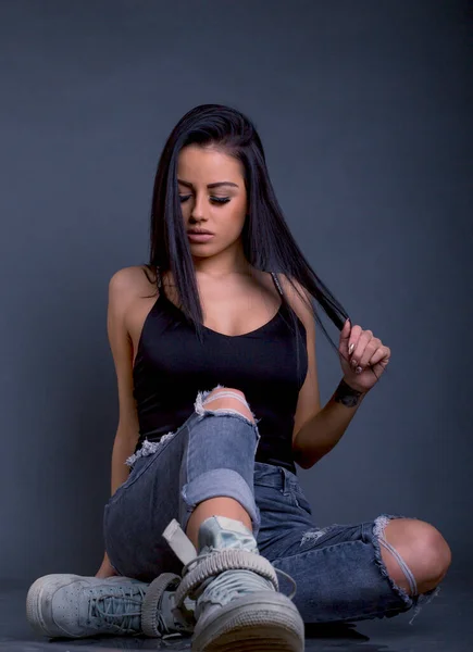 Attractive Brunette Woman Posing Camera Grunge Jeans — Stock Photo, Image