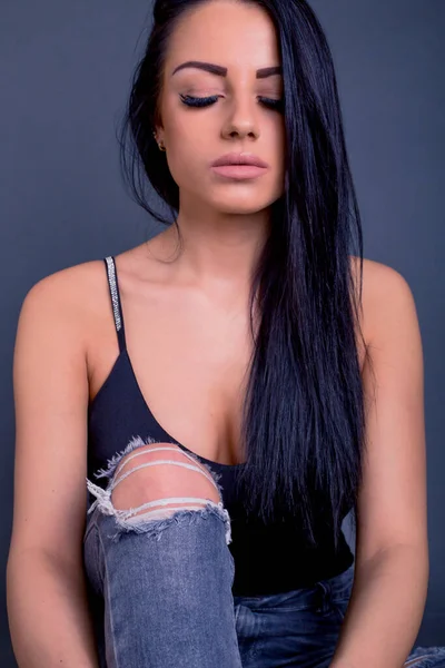 Mulher Morena Atraente Posando Para Câmera Jeans Grunge — Fotografia de Stock