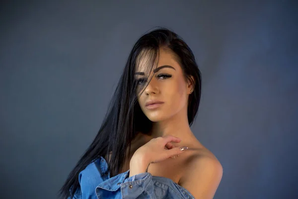 Mulher Morena Atraente Posando Para Câmera Camisa Azul — Fotografia de Stock