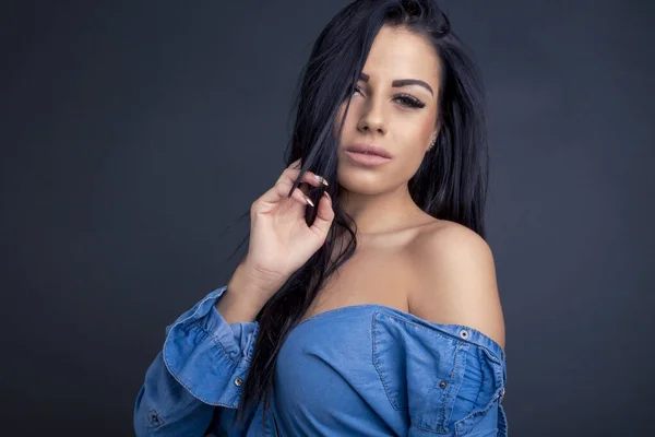 Atractiva Mujer Morena Posando Cámara Camisa Azul — Foto de Stock