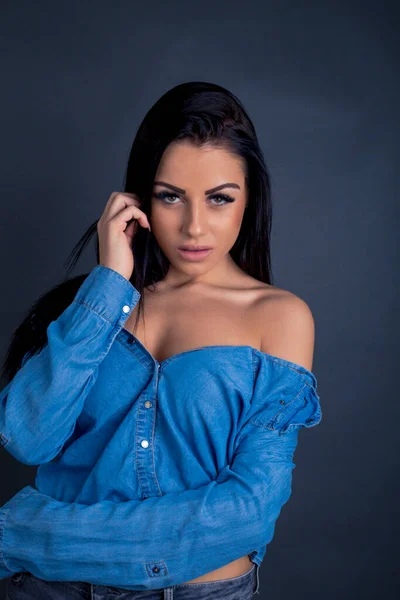 Attrayant Brunette Femme Posant Caméra Chemise Bleue — Photo