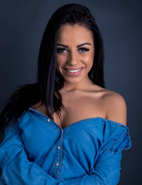 Atractiv Bruneta Femeie Pozand Pentru Camera Bluza Albastra — Fotografie, imagine de stoc