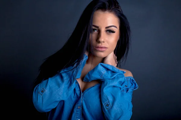 Attractive Brunette Woman Posing Camera Blue Shirt — Stock Photo, Image