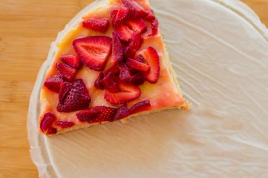 Limonlu kek ve taze çilek.