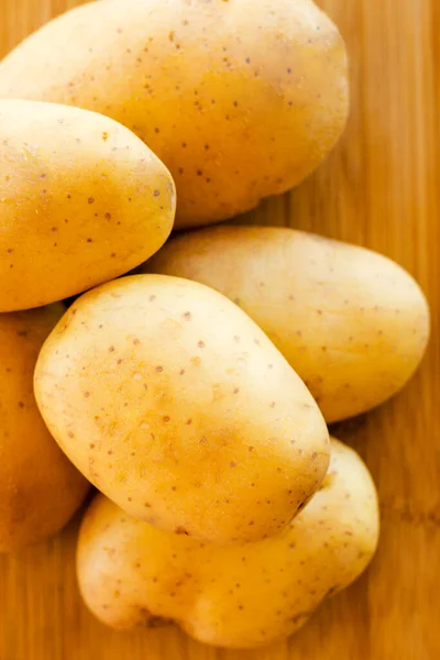 Patate Vicino Sul Tavolo Della Cucina — Foto Stock