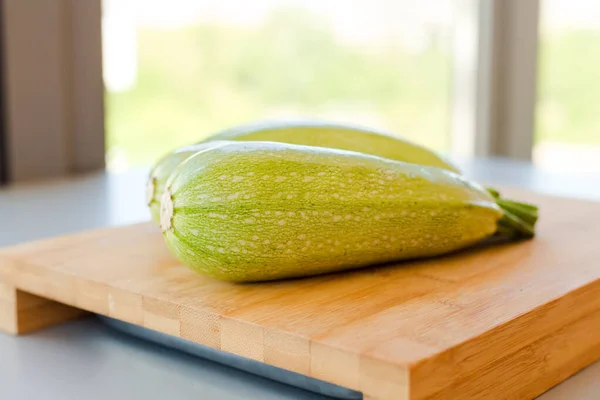 Zucchine Fresche Fondo Legno — Foto Stock