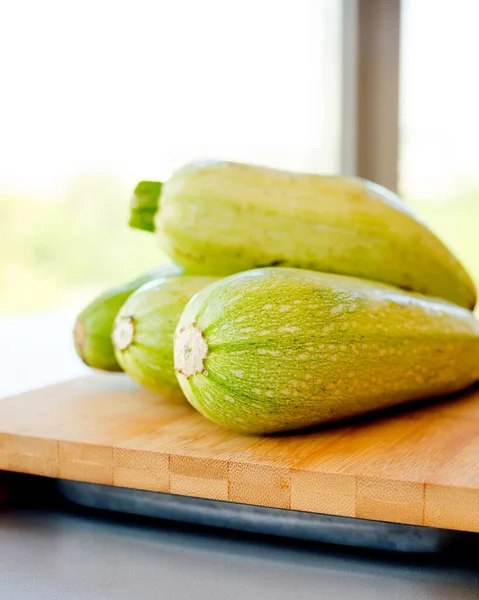 Courgettes Fraîches Sur Fond Bois — Photo