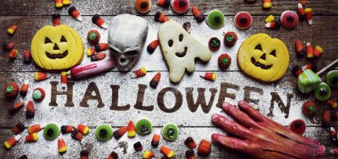 şekerler, kurabiye ve kelime Halloween