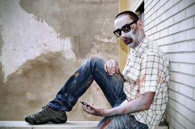 Korkunç zombi bir smartphone kullanarak