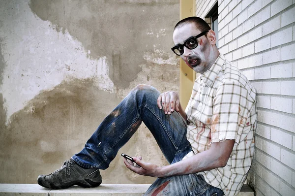 Eng zombie met een smartphone — Stockfoto