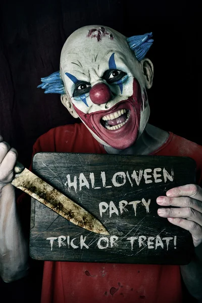 Gonosz clown és a szöveg Halloween party fogás vagy élvezet — Stock Fotó