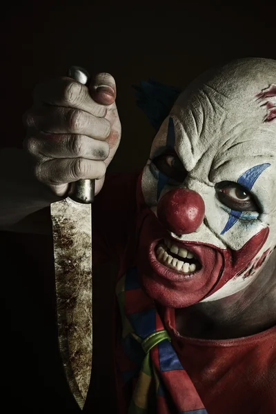 Aterrador payaso malvado con un cuchillo —  Fotos de Stock