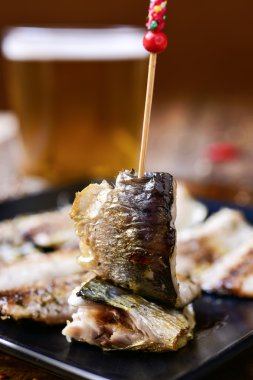 İspanyol sardalya tapas hizmet