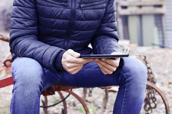 Jovem usando um computador tablet ao ar livre — Fotografia de Stock