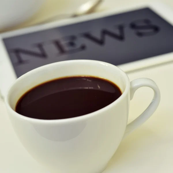 Café y noticias en la tableta — Foto de Stock