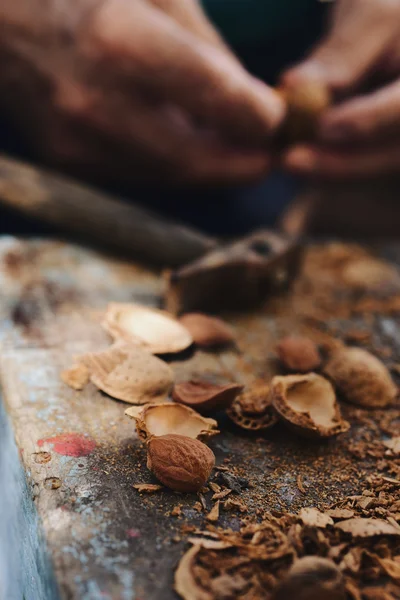 Cracking almonds with a hammer — Stock Photo, Image