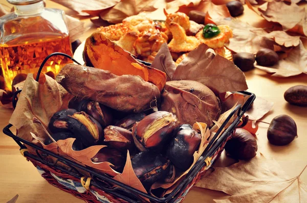 Roasted chestnuts and sweet potatoes, and panellets typical of C — Stock Photo, Image