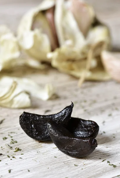 Деякі чорні garlics — стокове фото