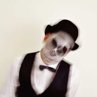 bir Meksikalı calaveras makyaj hareket halinde olan adam