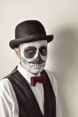 adam bir Meksikalı calaveras makyaj ile