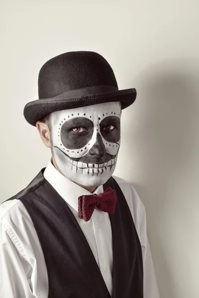Мужчина с мексиканским макияжем Калаверас — стоковое фото