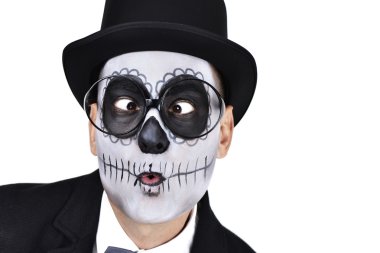 Adam gözlerini geçiş bir Meksikalı calaveras makyaj ile