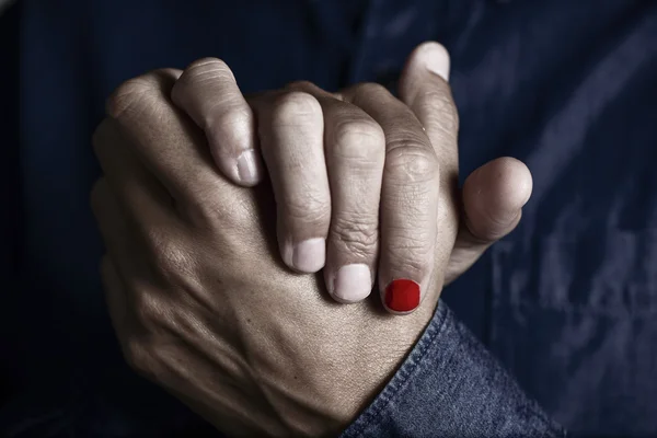 Людина з полірованим нігтем — стокове фото