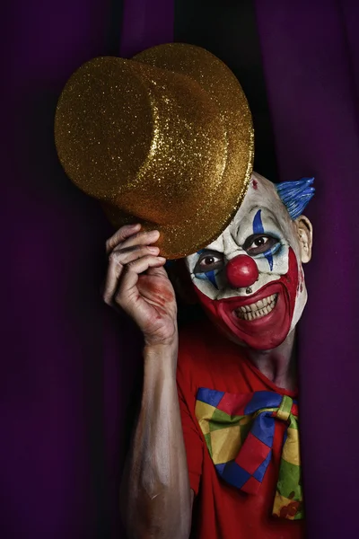 Gruseliger böser Clown auf der Bühne — Stockfoto