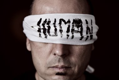 onun gözlerinde gözbağı ile genç adam