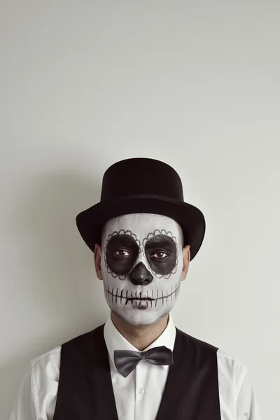 Uomo con un messicano calaveras trucco — Foto Stock