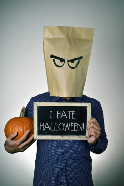 Mladý muž, který nenávidí Halloween — Stock fotografie