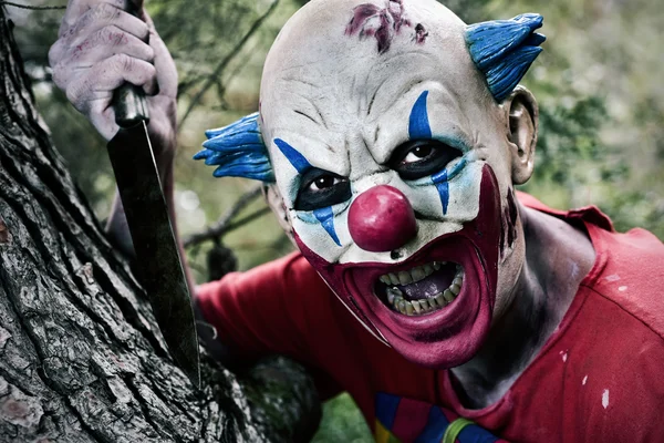 Hrůzostrašný zlý klaun s nožem — Stock fotografie