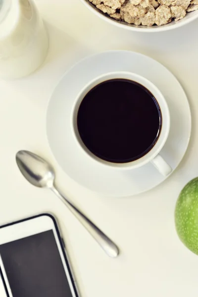 Smartphone, maçã, café e cereais — Fotografia de Stock