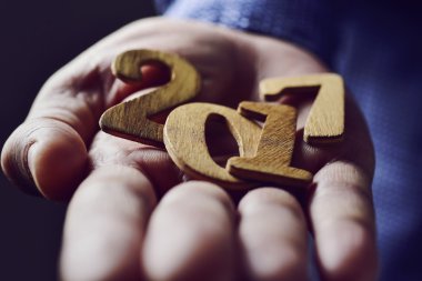 bir adamın elini sayısında 2017, yeni yıl olarak