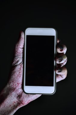 korkunç ve kanlı el ile bir smartphone