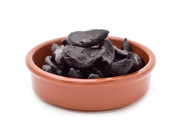 Black garlics in an earthenware bowl — Stockfoto