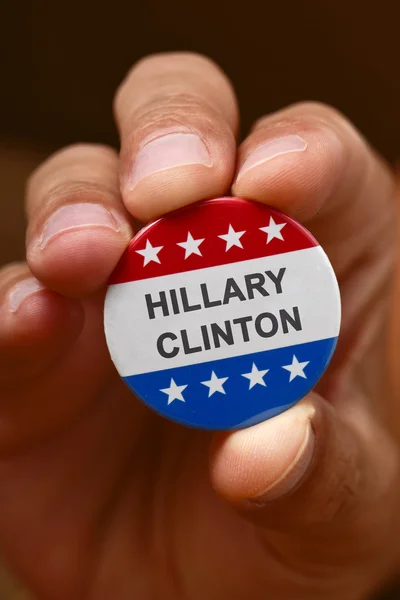El nombre de Hillary Clinton en un botón de campaña — Foto de Stock