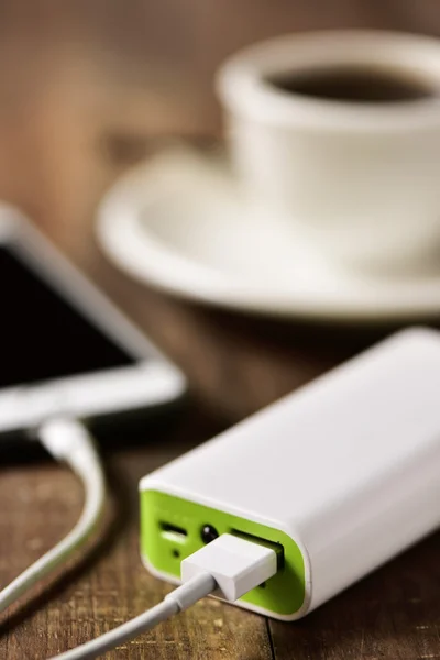 Powerbank charging a smartphone — Stock Photo, Image