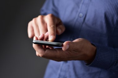genç adam onun smartphone açık havada kullanma