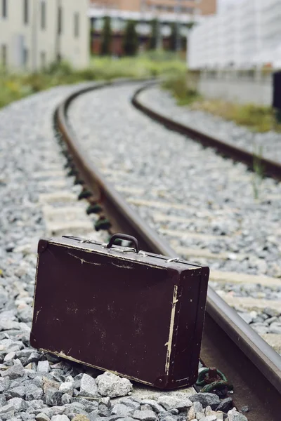 Βαλίτσα δίπλα από τις σιδηροδρομικές γραμμές — Φωτογραφία Αρχείου