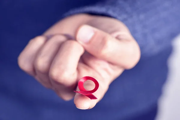 Man met rood lint voor de strijd tegen Aids — Stockfoto