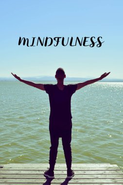 yeni gün ve metin mindfulness selamlayan adam