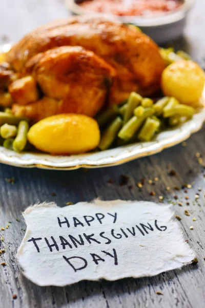 Gebraden Turkije en tekst gelukkig dankzegging dag — Stockfoto