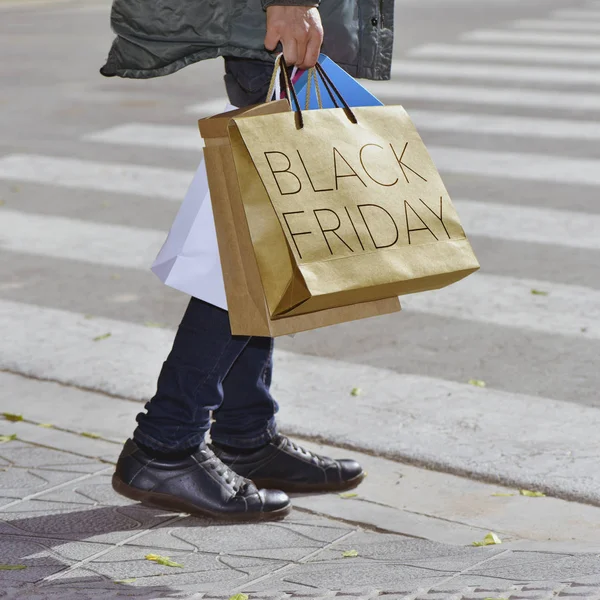 Чоловік з сумкою з текстом чорна п'ятниця — стокове фото